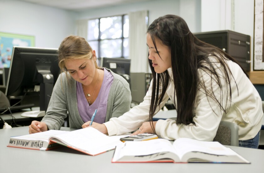 Students work together with textbooks open in the tutoring lab.