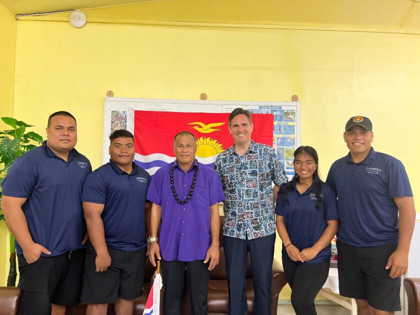 Kiribati students with Professor Draper stand with Kiribati government leader. 