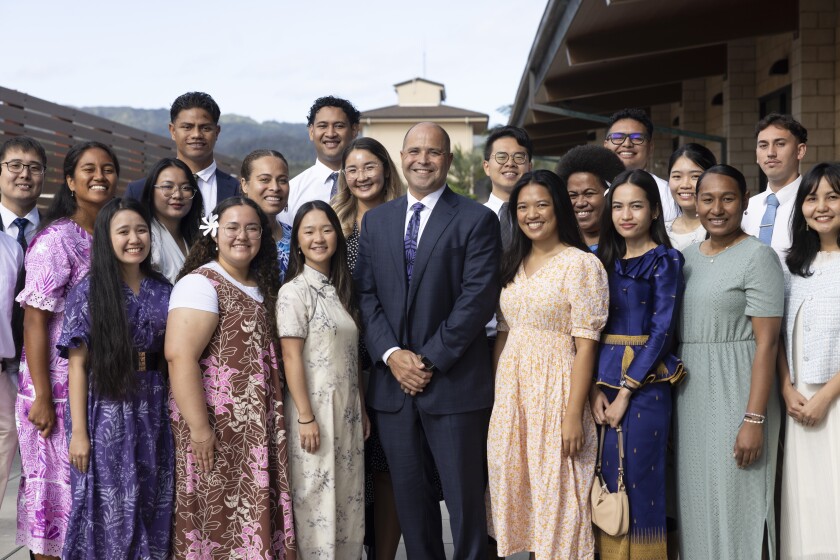President Kauwe standing with many BYUH students