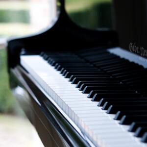 Photo of a piano, focused on the keys