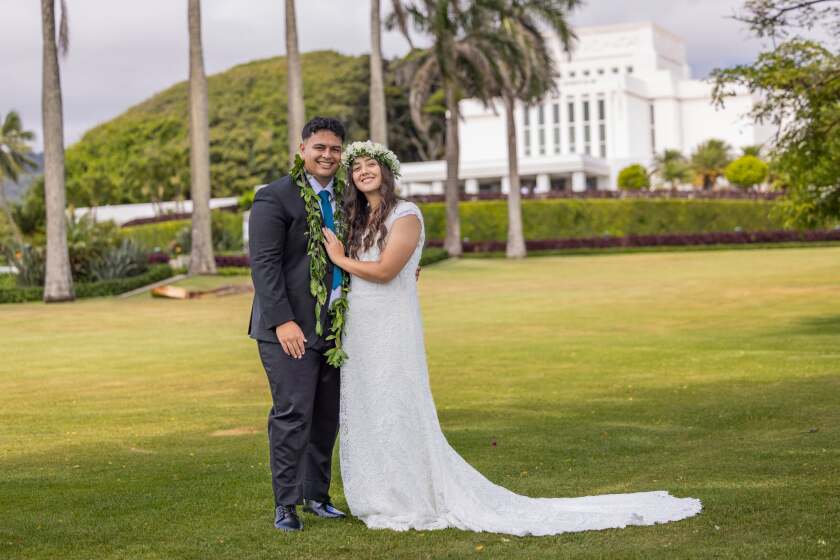 Isaac and Alexee Akinaka wedding photo at the front of the Laie Hawaii Temple
