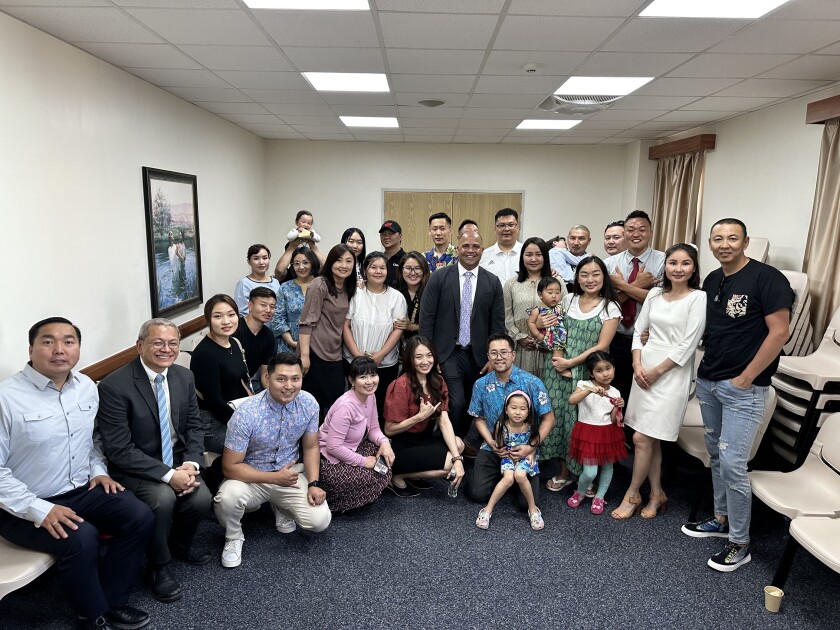 A group photo featuring BYUH alum with their families with President and Sister Kauwe.