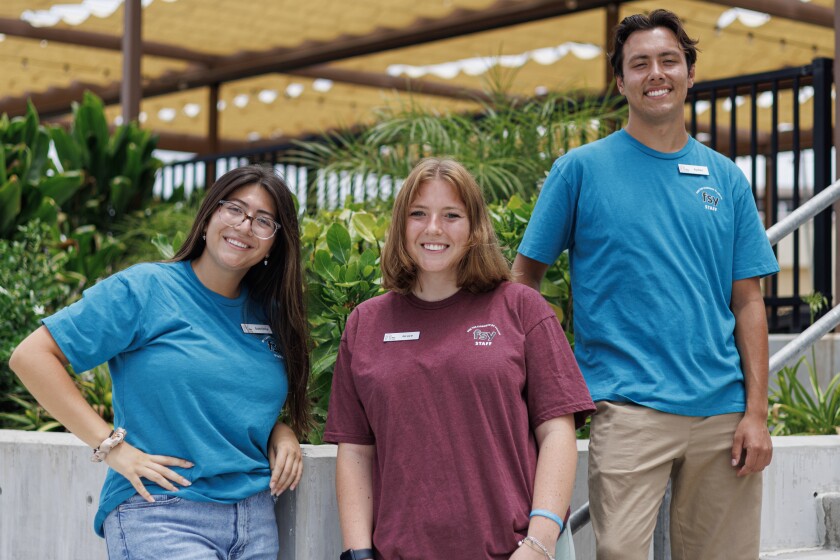 BYU-Hawaii students as FSY leaders posing for a picture