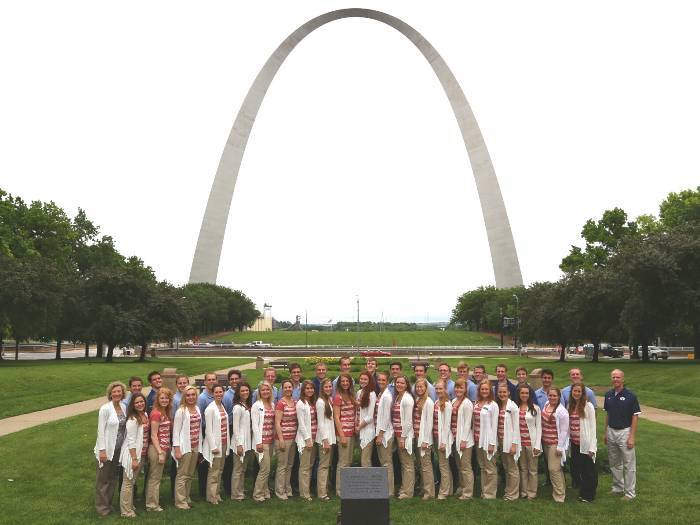 The group poses infront of the famous St. Louis Gateway Arch.