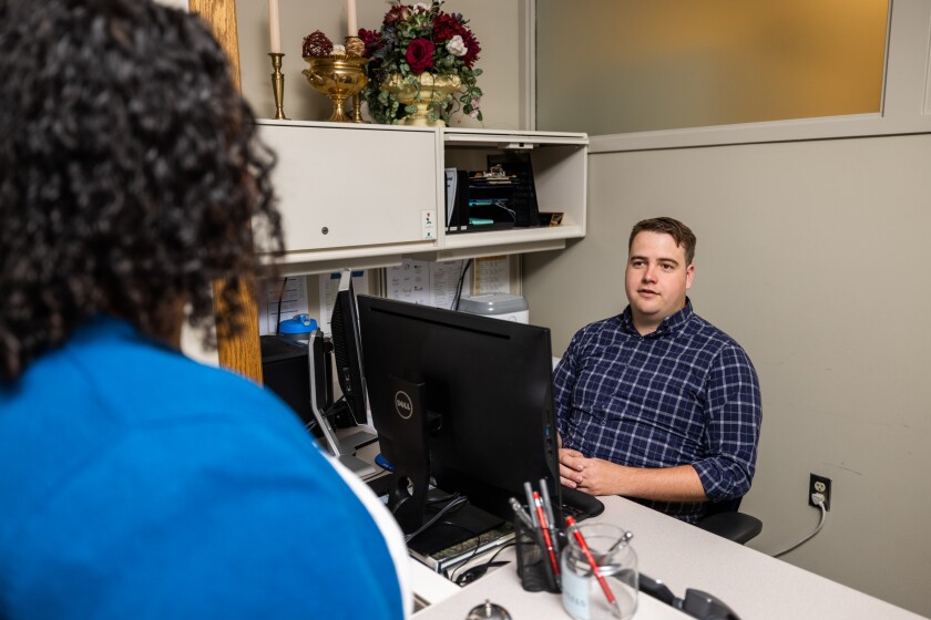 Student talking to employee at UAC front desk