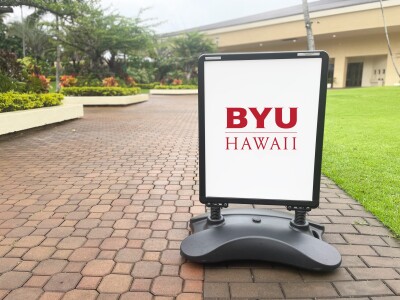 A sidewalk sign outside on campus.